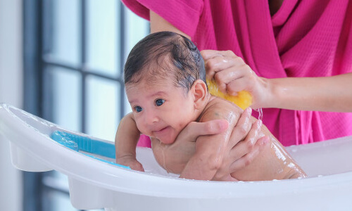 Yenidoğan Bebek Banyosu Nasıl Yaptırılır?