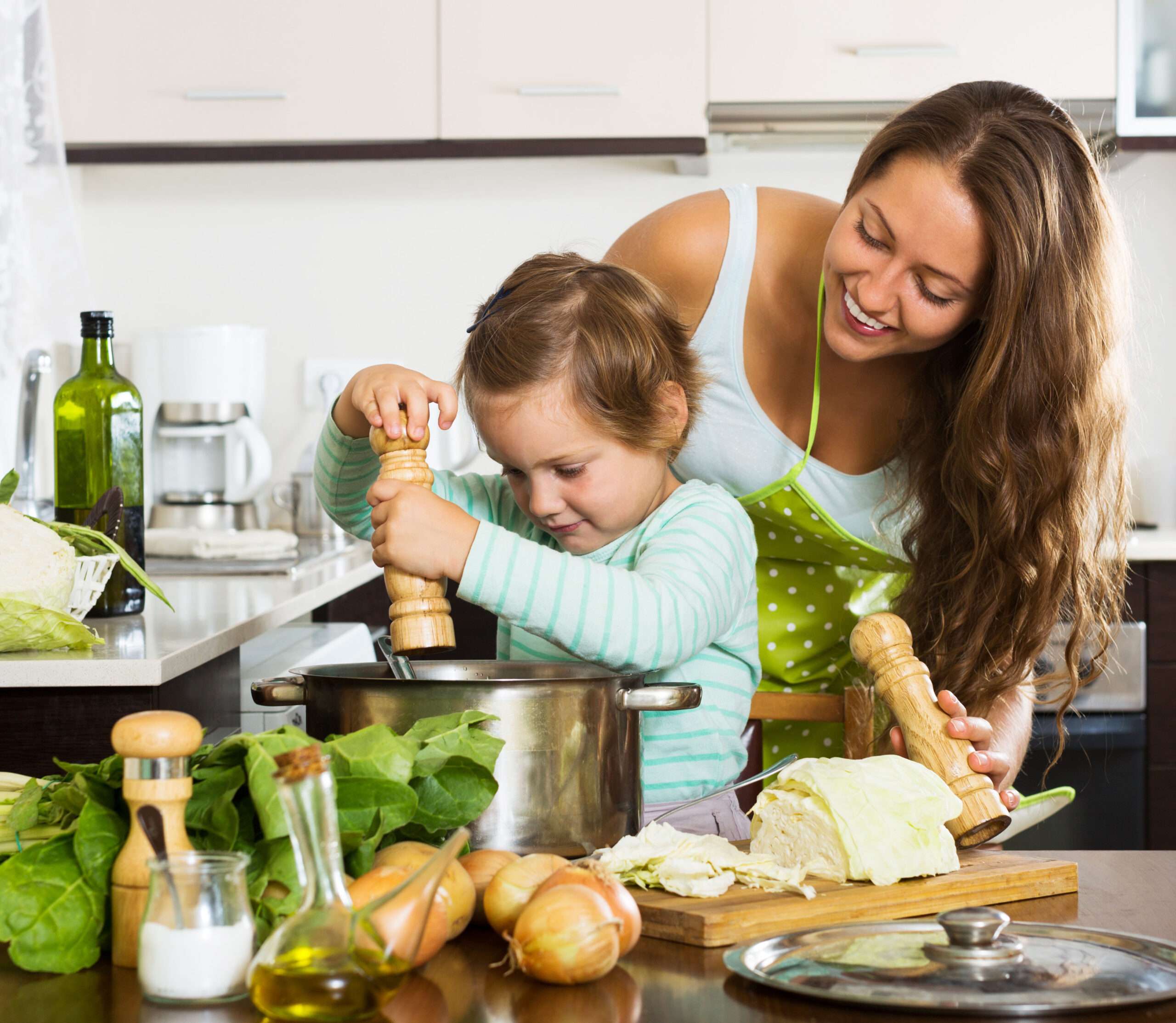 Want tips. Кухня для детей. Мама с ребенком на кухне. Семья на кухне. Готовка с детьми.