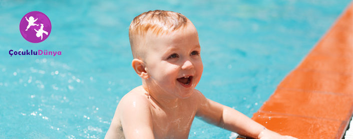 Portrait of happy little boy swimming in pool Bebekle Tatil