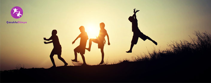Children playing on summer sunset happy time Çocuk oyunu körebe