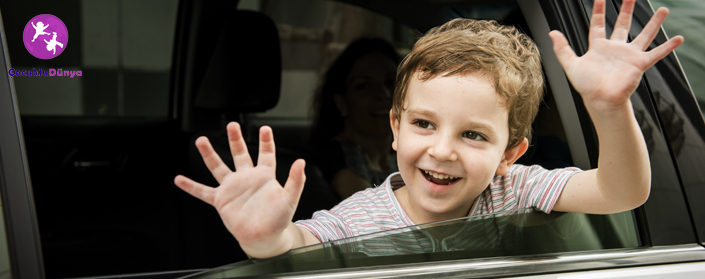 Boy CHild in Car Cheerful Smiling Greeting Çocukla Araba Yolculuğu
