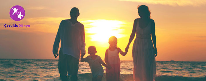 Family having fun on vacation with perfect sunset Çocuklarla Tatil