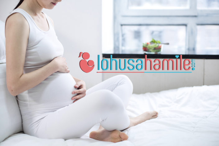 healthy nutrition and pregnancy. pregnant woman’s belly and vegetable salad hastane çıkış seti