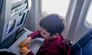 uçak yolculuğunda çocuklara oyuncak