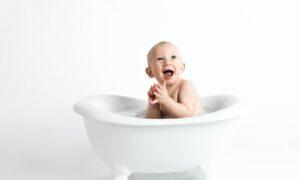 çocukla eğlenceli banyo