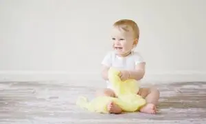 Oyuncak ile çocukları güldürmek