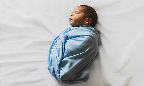 Bebeklerin Kısa Gündüz Uykuları Nasıl Uzatılabilir? 