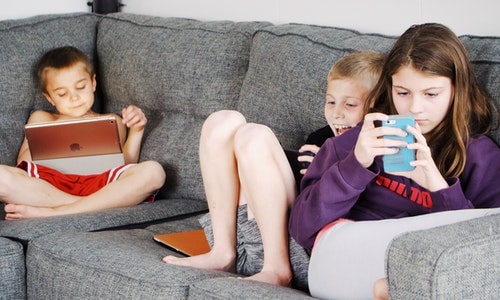 Çocuğunuza Cep Telefonu Vermenin Artıları ve Eksileri Nelerdir?