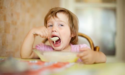 Yeme, Çiğneme Zorluğu Olan, Pütürlü Gıdaları Yiyemeyen Yemek Seçen Çocuklar İçin Ne Yapmalı?